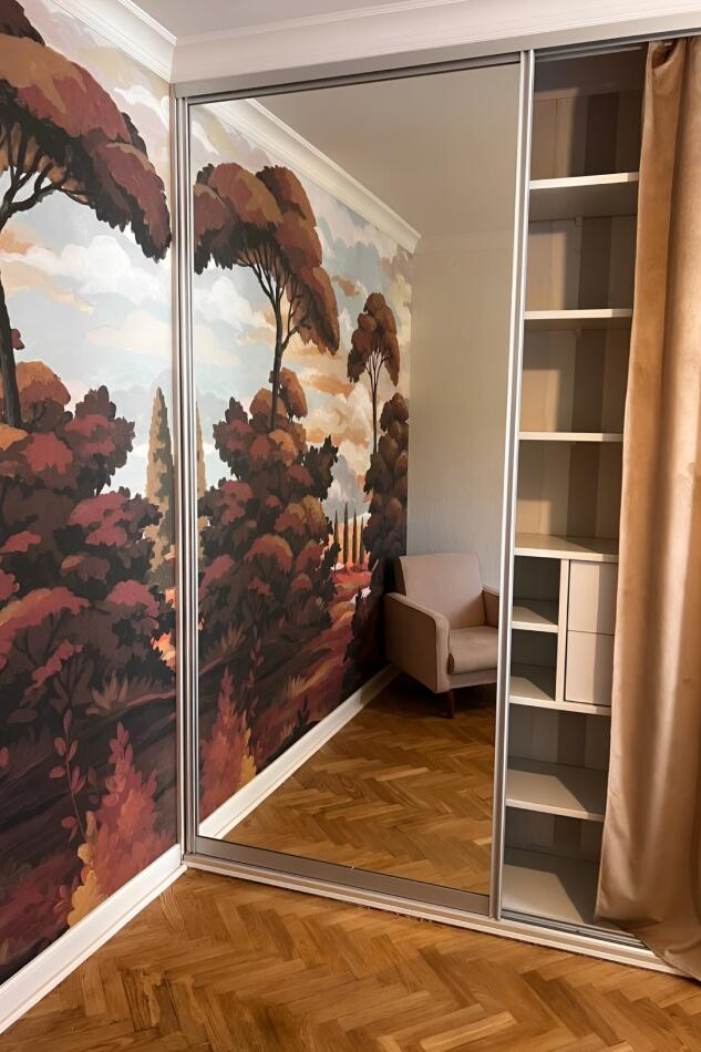 Квартира в Минске, спальня, шкаф-купе, роспись на стене, обои.
