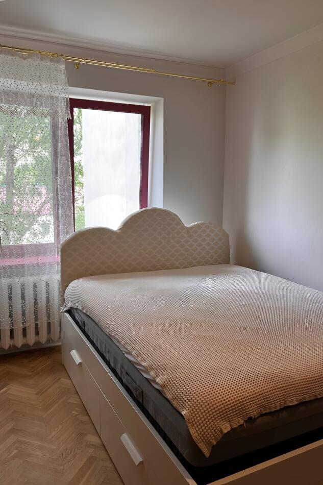 Квартира в Минске, спальня, окно, кровать, плед.