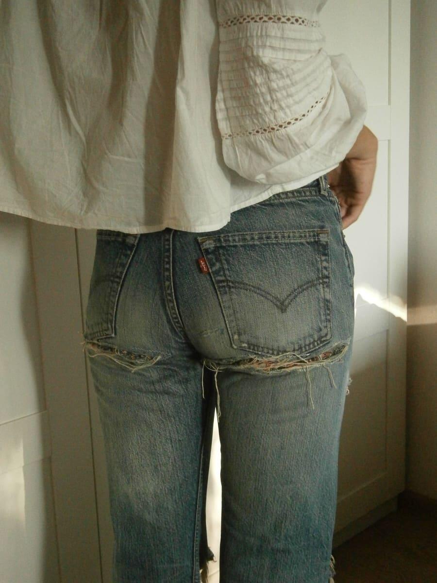 Рваные на попе джинсы Levi’s.