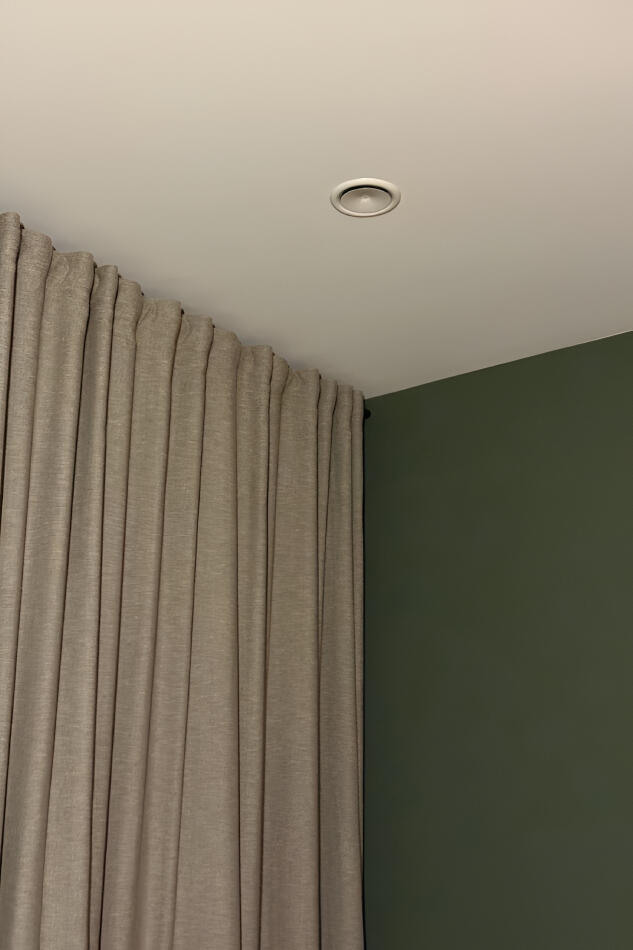 Спальня, шторы, зялёная сценка.