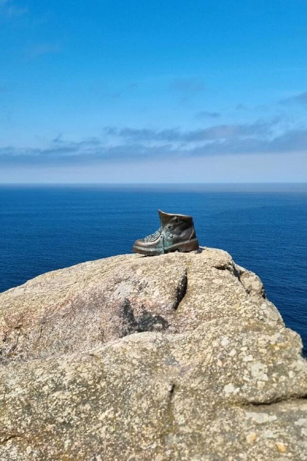 Бот на фоне мора ў горадзе Фістэра, Шлях Маякоў, Бераг Смерці, Іспанія.